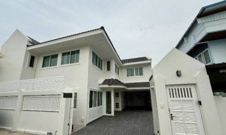 ให้เช่าบ้าน - ให้เช่าบ้านเดี่ยว 2 ชั้นปรับปรุงใหม่ทั้งหลัง 4 นอน 5 น้ำ 1 แม่บ้านจอดรถ 2 คัน ตกแต่งสวย แอร์ฯ เฟอร์ฯครบ ราคารเช่า 65,000บาท ถ.หัวหมาก