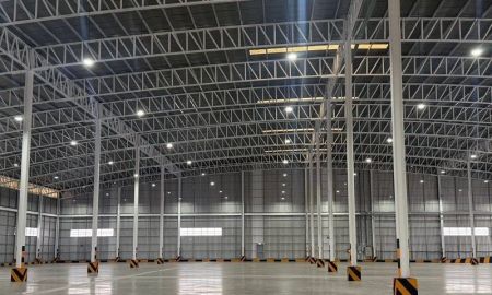 ให้เช่าโรงงาน / โกดัง - ให้เช่าคลังสินค้าใกล้ท่าเรือแหลมฉบัง ขนา 9700 ตรม แบ่งเช่าได้ พื้นรับน้ำหนักได้ 10 ตัน/ตรม ห่างท่าแหลม 5 กม. ห่างปิ่นทอง 2 กม.