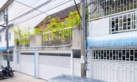 ให้เช่าทาวน์เฮาส์ - สีลม บางรัก รพ.เซนต์หลุยส์ 1 กม. ใกล้ BTSสุรศักดิ์ 700 ม. ทาวน์เฮาส์ 2 ชั้น 1-2คูหา 3-6 นอน 2 น้ำ 17 ตร.ว.136 ตร.ม.