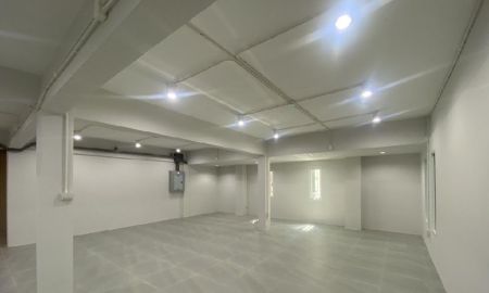 ให้เช่าอาคารพาณิชย์ / สำนักงาน - ให้เช่าอาคารสำนักงาน / Office / พื้นที่ ชั้น 1 เท่านั้น / ซอยปรีดีพนมยงค์ 14 สุขุมวิท 71 / อาคารพื้นที่ใช้สอย 500 ตารางเมตร / จอดรถ 10 คัน