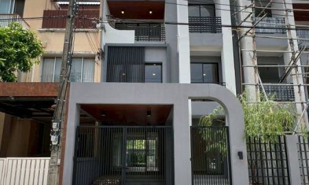 ขายทาวน์เฮาส์ - ขายถูกมาก!! ทาวน์โฮม 3 ชั้น รีโนเวทใหม่ทั้งหลัง ทำเลทอง บางนา กม.10 ใกล้เมกาบางนา ทางด่วนบูรพาวิถี มอเตอร์เวย์ฯ