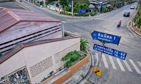 ให้เช่าบ้าน - ใกล้ตลาดโชคชัย 4 800 ม. 70ตร.ว.เสนานิคม1 ลาดพร้าววังหิน76-82 บ้าน 3นอน 2 น้ำ โกดังให้เช่า 260ตร.ม. เดอะจัสวังหิน 1.4 กม. MRT ลาดพร้าว