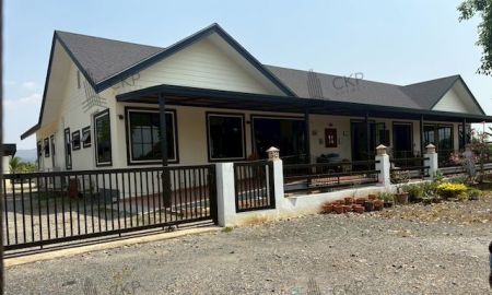 ขายที่ดิน - ขาย ที่ดินพร้อมสิ่งปลูกสร้าง ดำเนินกิจการสนามฟุตบอลและร้านอาหารอยู่ ติดถนนเชียงใหม่-พร้าว