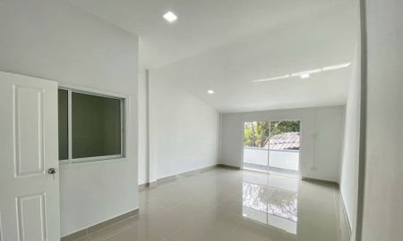 ขายทาวน์เฮาส์ - ทาวน์เฮ้าส์ 2 ชั้น ทำเลในเมืองนนทบุรี ตรงข้ามกองสลาก เนื้อที่ 20 ตารางวา 3 ห้องนอน ซอยรณสิทธิพิชัย 13 ตำบลท่าทราย อำเภอเมืองนนทบุรี จังหวัดนนทบุรี