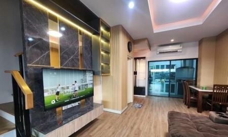 ให้เช่าทาวน์เฮาส์ - จดทะเบียนบริษัทได้! เช่าทาวน์โฮม บ้านกลางเมือง พระราม 9-กรุงเทพกรีฑา เฟอร์ครบ พร้อมอยู่ ใกล้โรงเรียนนานาชาติชั้นนำ