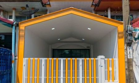 ขายทาวน์เฮาส์ - ขายบ้านรีโนเวทใหม่ ในโครงการ หมู่บ้านพูนสินธานี 1 พื้นที่ 16 ตร.วา ให้มากับ 2 ห้องนอน 2 ห้องน้ำ