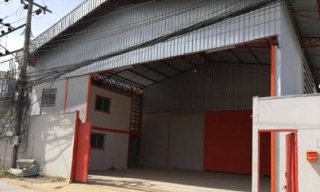 ให้เช่าโรงงาน / โกดัง - ให้เช่าโกดัง พร้อมสำนักงาน ซอยลาดกระบัง เข้าซอยไม่ลึก ใกล้ โรบินสัน ลาดกระบัง พื้นที่โกดัง 1600 ตารางเมตร ทำเลดี รถเทรลเลอร์เข้าออกได้