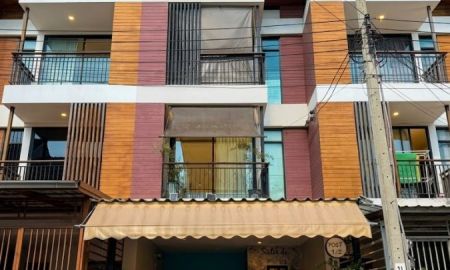 ขายทาวน์เฮาส์ - ขายทาวน์เฮาส์ 3 ชั้น หมู่บ้านผาสุขสันติ ซ.พัฒนาการ 67 แยก 10 พร้อมเข้าอยู่ ทำเลดีใกล้แอร์พอร์ตลิงก์และทางด่วน