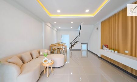 ขายทาวน์เฮาส์ - ขาย ทาวน์เฮ้าส์ 2 ชั้น หมู่บ้านมโนรมย์ 4 เฟอร์นิเจอร์ครบ หิ้วกระเป๋าเข้าอยู่ได้เลย!