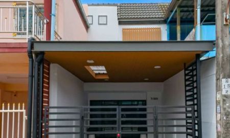 ขายทาวน์เฮาส์ - ขาย ทาวน์เฮ้าส์ 2 ชั้น หมู่บ้านมโนรมย์ 4 เฟอร์นิเจอร์ครบ หิ้วกระเป๋าเข้าอยู่ได้เลย!