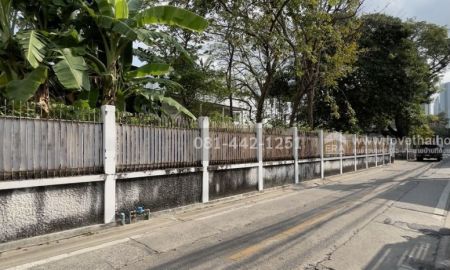 ขายที่ดิน - ขายที่ดินแถมบ้านซอยสุขุมวิท34 พื้นที่ 315 ตรว. ขาย 800,000/ตรว.เท่านั้น หาแปลงใหญ่ๆ ราคาถูกๆเท่านี้ยากแล้วค่ะ ทำเลค้าขายเป็นเส้นทางลัดออกได้หลายซอย