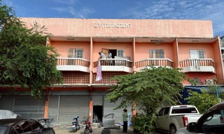 ขายอาคารพาณิชย์ / สำนักงาน - ขาย อาคารพาณิชย์ ตึกแถว 2 ชั้นครึ่ง รวม 4 คูหาติดกัน ราคารวม 7.2 ล้านบาท อ.สามโคก จ.ปทุมธานี