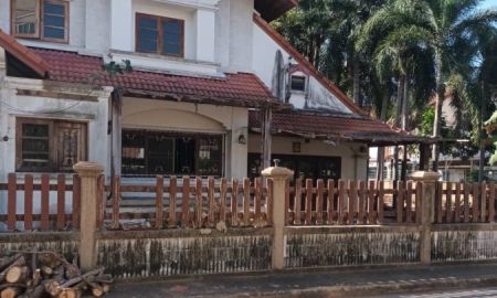 ขายบ้าน - ขายบ้านเดี่ยวหลังใหญ่ หมู่บ้านศิลาวดี อ่างศิลา เมืองชลบุรี เนื้อที่ 227 ตร.ว บ้านเก่าขายตามสภาพ ต้องรีโนเวทใหม่ทั้งหลัง