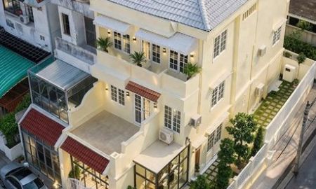 ให้เช่าทาวน์เฮาส์ - MRT ลาดพร้าว 71 800 ม. ตลาดโชคชัย 4 700 ม. ถ.โชคชัย 4 ซอย 68-74 ทาวน์โฮม 3 ชั้น หลังมุม 4นอน 3น้ำ 36ตร.ว. 244 ตร.ม.