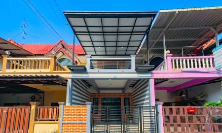 ขายทาวน์เฮาส์ - ขาย ทาวน์เฮ้าส์ 2 ชั้น หมู่บ้านเพชรไพลิน 2 ห้องนอน 2 ห้องน้ำ พื้นที่ 19 ตร.วา รีโนเวทใหม่พร้อมเข้าอยู่