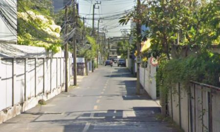 ขายที่ดิน - ขายที่ดินพร้อมบ้านพักอาศัยย่านเอกมัย 22 เหมาะสำหรับสร้างบ้านพักอาศัยหรู