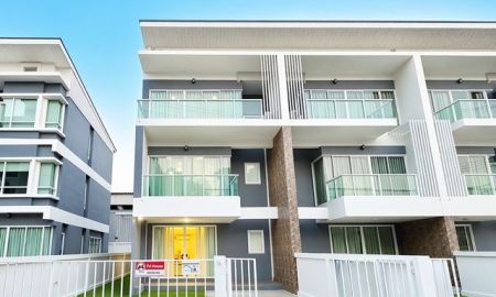 ให้เช่าทาวน์เฮาส์ - ซีคอนสแควร์ ศรีนครินทร์ ถ.อ่อนนุช50-54 ใกล้ MRT ศรีนครินทร์38 1.2กม. ทาวน์โฮม 3 ชั้น 3นอน 4 น้ำ สไตล์โมเดิร์น แต่งครบ 27ตร.ว. 320ตร.ม