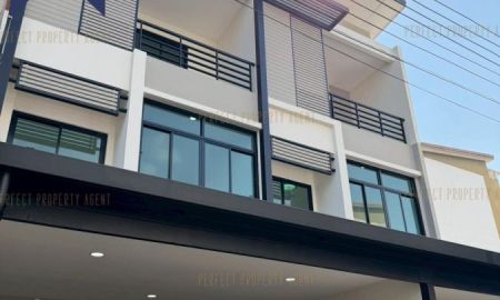 ขายทาวน์เฮาส์ - ขาย ทาวน์โฮม ซิกเนเจอร์ วัชรพล บางเขน รีโนเวทใหม่พร้อมอยู่