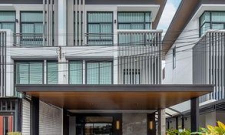 ให้เช่าทาวน์เฮาส์ - ให้เช่า] หมู่บ้าน โคซี่ ทาวน์โฮม โชคชัย 4 / 3 ห้องนอน 3 ห้องน้ำ / 30 ตรว. 180 ตรม. **50,000**