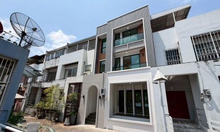 ขายทาวน์เฮาส์ - ขายทาวน์โฮม 4.5 ชั้น พร้อมลิฟต์ รีโนเวทใหม่ สุขุมวิท 101 BTS ปุณณวิถี