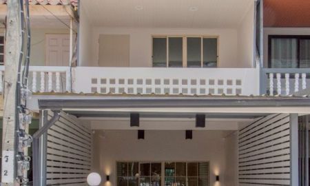 ขายทาวน์เฮาส์ - ขายทาวน์เฮ้าส์ 3 ชั้น หมู่บ้านสินทวี 8 รีโนเวทใหม่ทั้งหลัง พร้อมอยู่ ทำเลดี