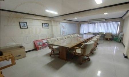 ขายอาคารพาณิชย์ / สำนักงาน - ขายต่ำกว่าราคาประเมิน ตึกสำนักงาน 3 ชั้นครึ่ง ชั้น 4 ดาดฟ้า พื้นที่ 418 ตรม. ถนนศรีนครินทร์ ตรงข้ามโรงพยาบาลสมิติเวศ บางกะปิ กรุงเทพฯ