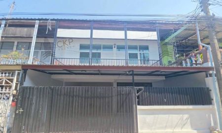 ขายทาวน์เฮาส์ - ขาย ทาวน์เฮาส์รีโนเวทใหม่พร้อมอยู่ในซอยรัชดา 32 บนทำเลใจกลางเมือง ใกล้ถนนรัชดาภิเษก ลาดพร้าว และ MRT ภาวนา พร้อมฟังก์ชัน 5 ห้องนอน 2 ห้องน้ำ