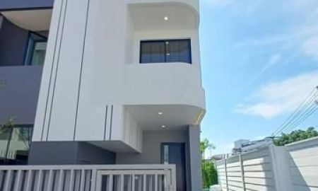 ให้เช่าบ้าน - ให้เช่าบ้านแฝด3ชั้น 203 ตร.ม.หลังมุมพร้อมสระว่ายน้ำย่านลาดกระบังอ่อนนุช ใกล้สนามบินสุสรรรณภูมิ โครงการอัลติจูด ฟอเรสต์ อ่อนนุช-ลาดกระบัง