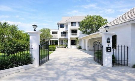 ให้เช่าบ้าน - ใกล้สนามกอล์ฟนวธานี 300 ม. Chocolate Ville300ม. Motorway คฤหาสน์ 3ชั้น 4นอน 3น้ำ 200 ตารางวา 600ตร.ม. ซอยเสรีไทย 57-61