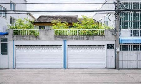 ให้เช่าทาวน์เฮาส์ - 6นอน 3น้ำ เพียงระยะเดินทางสั้น ๆ BTSสุรศักดิ์472ม.สาทรใต้ 2คูหาติดกัน ทาวน์เฮาส์ 2 ชั้น 2 คูหา เจริญราษฎร์ ยานนาวา