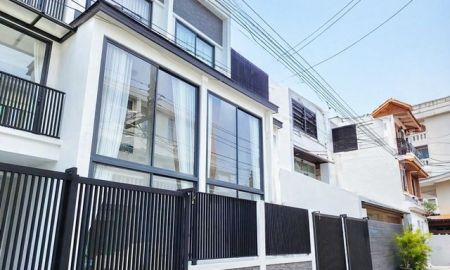 ให้เช่าทาวน์เฮาส์ - ใกล้รร.นานาชาติ BAIS 900 ม. 21 ตร.ว. เอกมัย 18-24 ทองหล่อ โฮมออฟฟิศ 3 ชั้น 3 นอน 3 น้ำ 200 ตร.ม. เดินทางสะดวกBTS เอกมัย 2 กม.
