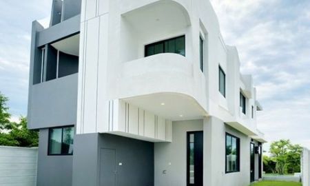 ให้เช่าบ้าน - ระดับพรีเมียม ใกล้ ARL ลาดกระบัง 900ม. อ่อนนุช สุขุมวิท77 60 ตร.วา. Pool Villa 3ชั้น ฟังก์ชันครบครัน 3-4นอน 4 น้ำ 240 ตร.ม