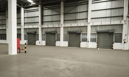 ให้เช่าโรงงาน / โกดัง - ให้เช่าโกดังใกล้สนามบินสุวรรณภูมิ คลังสินค้า ใกล้นิคมลาดกระบัง ร่มเกล้า ถนนพัฒนาชลบท 3 พื้นทีขนาด 4,700 ตารางเมตร