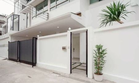ขายบ้าน - ขาย ทาวน์โฮม 3 ชั้น สุขุมวิท 15 ใจกลางอโศก ใกล้ BTS อโศก & MRT สุขุมวิท