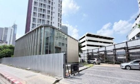 ให้เช่าที่ดิน - ให้เช่าที่ดิน ขนาดใหญ่ พร้อมอาคาร 1.5 ชั้น ติดถนนพระราม 4 เขตบางรัก ใกล้ MRT สามย่าน 300 เมตร / เหมาะหลากหลายธุรกิจ ทำโชว์รูมได้