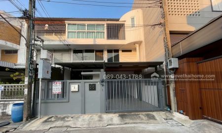 ขายทาวน์เฮาส์ - ขายทาวน์โฮม 3 ชั้น ถนนจันทน์16 หมู่บ้านจันทรานิเวศน์ พื้นที่ 30 ตรว. ใกล้ BTS สุรศักดิ์ ขายเพียง 21.5 ล้านบาท ตกแต่งด้วยวัสดุเกรด Premium