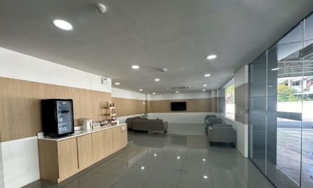 ให้เช่าโรงงาน / โกดัง - ให้เช่า โชว์รูม พร้อม Office พร้อมพื้นที่ซ่อมบำรุง ห้องพ่นสี / โชว์รูม ขนาดใหญ่ / บนที่ดิน 8 ไร่ / พื้นที่ใช้สอยรวม 9,352 ตารางเมตร