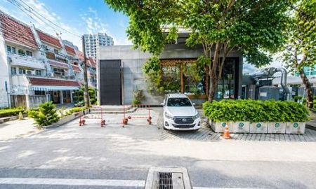 ให้เช่าอาคารพาณิชย์ / สำนักงาน - ดองกิ มอลล์ ทองหล่อ รร.นานาชาติเอกมัย . อาคารเดี่ยว 3 ชั้น 2 นอน 2 น้ำ ทองหล่อ5-13 BTS ทองหล่อ 900 ม. รีโนเวทใหม่ 31 ตร.ว.
