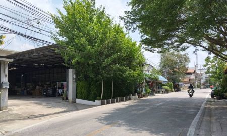 ขายโรงงาน / โกดัง - ขายบ้านเดี่ยวพร้อมโกดังออฟฟิต เนื้อที่ 234 ตร.ว 715 ตร.ม ซอยทวีวัฒนา1 ใกล้ตลาดเวิลด์มาร์เก๊ต ห่างเพียง 1.5 กม. เหมาะธุรกิจบริษัท คลังสินค้า อู่รถยนต์