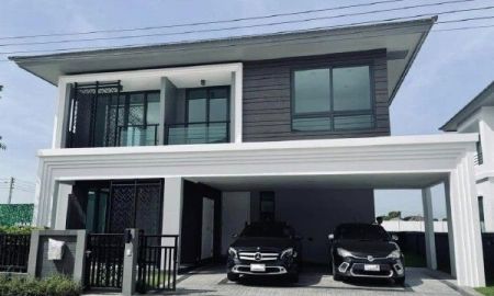 ให้เช่าทาวน์เฮาส์ - ให้เช่าทาวน์โฮมหมู่บ้าน แกรนด์ บริทาเนีย บางนา กม.12 ขนาด 4 ห้องนอน 5 ห้องน้ำ เข้าออกทั้งถนนบางนา-ตราด