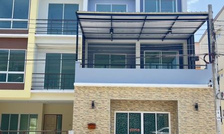 ขายทาวน์เฮาส์ - ขายทาวน์โฮม 3 ชั้นห้องมุม ซ.เลียบวารี 25/1 หมู่บ้านเพ็ญศิริ 4 อยู่ต้นโครงการมีเทอเรสหน้า-หลัง เนื้อที่ 20.7 ตรว. 4 ห้องนอน 3 ห้องน้ำ สินเชื่อฟรี