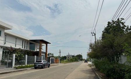 ขายที่ดิน - ขายที่ดินเปล่าถมแล้วน้ำไฟพร้อม ขายราคาเท่าทุน พร้อมปลูกสร้างในหมู่บ้านบนถนนสุวินทวงศ์ใกล้รถไฟฟ้าสายสีส้ม