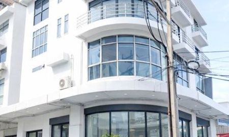 ให้เช่าอาคารพาณิชย์ / สำนักงาน - โชว์รูม 4.5 ชั้น ติด MRT ศรีนุช อาคารพาณิชย์ห้องมุม ทำเลทอง อ่อนนุช