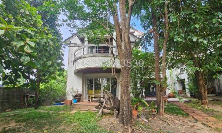 ขายบ้าน - ขายบ้านเดี่ยว 3 ชั้น หมู่บ้านเมืองเอก โครงการ 4 หน้าบ้านติดน้ำ วิวสนามกอล์ฟวิสต้า ระเบียงและสวนรอบบ้าน บรรยากาศร่มรื่น