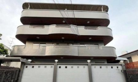 ขายอาคารพาณิชย์ / สำนักงาน - ให้เช่าโฮมออฟฟิศ 4 ชั้น ถนนรัชดา แอร์7เครื่อง เฟอร์นิเจอร์บางส่วน มี11ห้องนอน 12ห้องน้ำ 2ห้องครัว ราคาเช่า150,000บาท