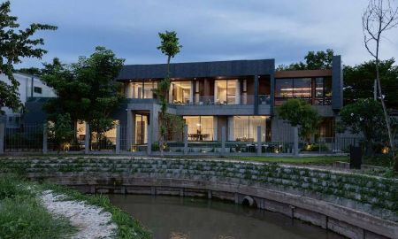 ขายบ้าน - บ้าน Modern Luxury ดีไซน์โดดเด่นด้วยการผสมผสานวัสดุระดับพรีเมียม ทั้งเหล็ก ไม้ กระจก และหินลวดลายเฉพาะตัว พร้อมกระจกบานใหญ่เปิดรับแสงธรรมชาติ