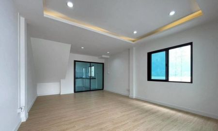 ขายบ้าน - ขายบ้านแฝด หมู่บ้าน พระปิ่น 4 เพชรเกษม 81 เนื้อที่ 25.5 ตารางวา 2 ห้องนอน แขวงหนองแขม เขตหนองแขม กรุงเทพมหานคร