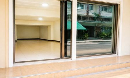 ให้เช่าอาคารพาณิชย์ / สำนักงาน - ทำเลลาดพร้าว105-111 ออฟฟิศด้านหลังรพ.เวชธานี 200 ม. ตึกแถวชั้นล่างให้เช่า 1 นอน 1 น้ำ ขนาด 16 ตร.ว. 64 ตร.ม. MRT บางกะปิ 900 ม.ห้าง ตลาด