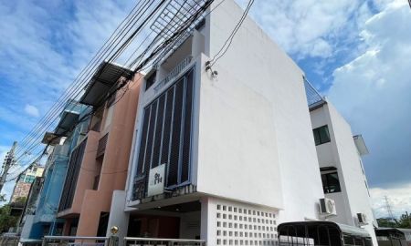 ขายทาวน์เฮาส์ - ขายด่วน ทาวน์โฮม 3 ชั้น หลังมุม ทำเลทอง ลาดพร้าว 18 แยก 4 MRT 700 ม. Home Office ได้ มีห้อง Studio