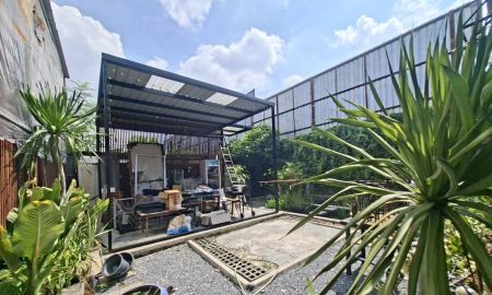 ขายบ้าน - ขายบ้านเดี่ยว 106 วา พร้อมสตูดิโอถ่ายทำละครขนาดเล็ก ใกล้โรงเรียนโสมาภา (นวมินทร์) อยู่ถนนนวมินทร์ 59 แยก 2 แขวงนวมินทร์ เขตบึงกุ่ม กรุงเทพมหานคร